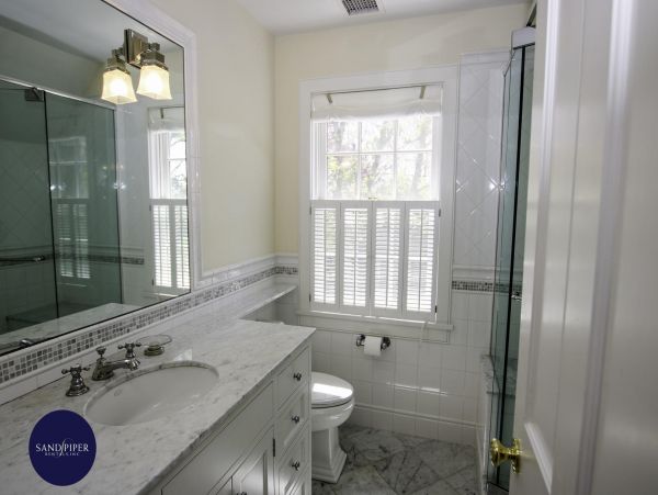 Cape Cod Home 995212
