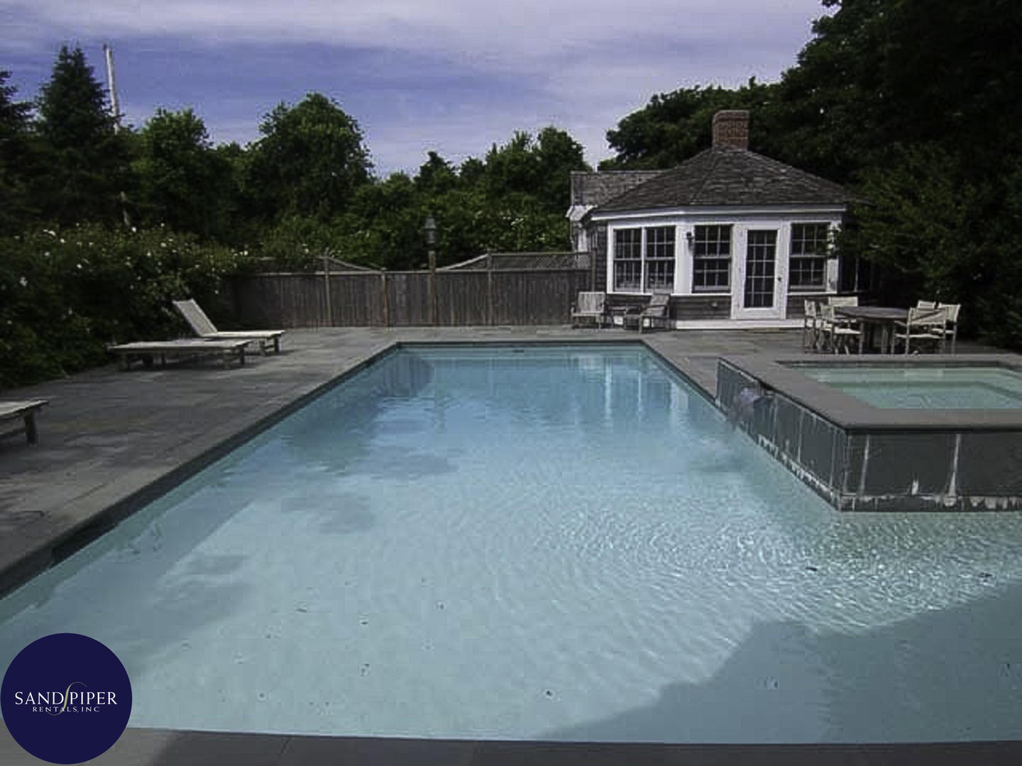 Cape Cod Home 995212