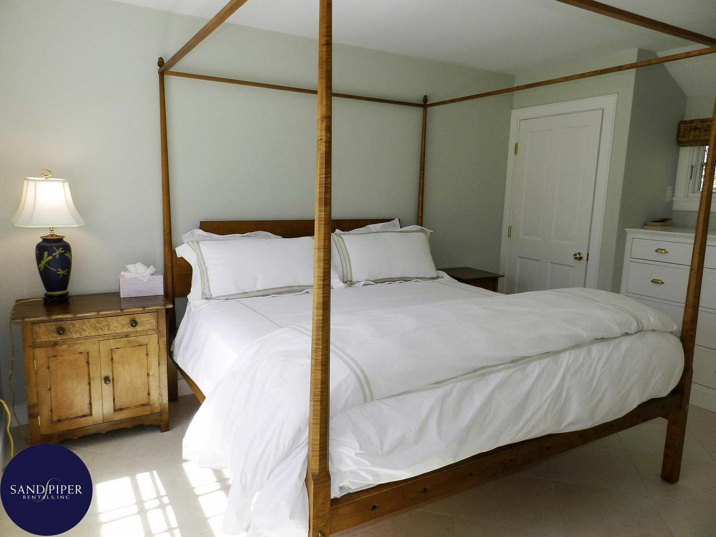 Cape Cod Home 995212