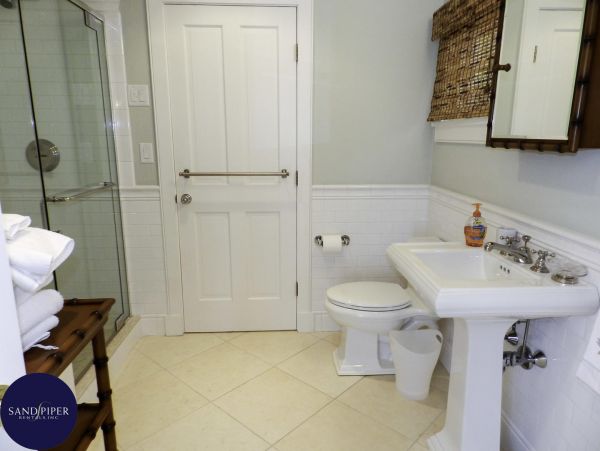 Cape Cod Home 995212
