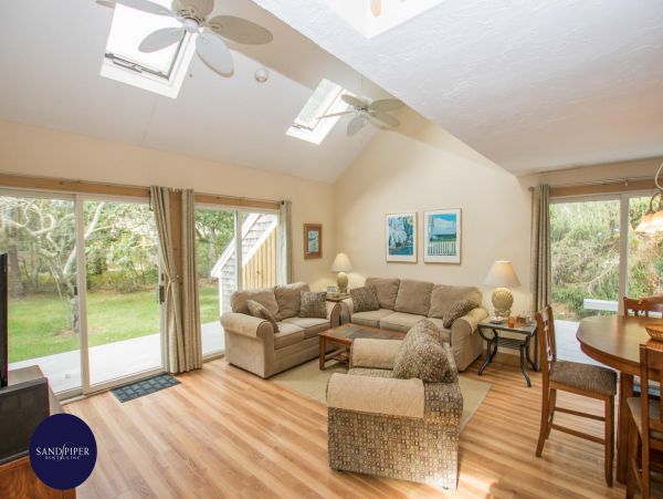 Cape Cod Home 995213
