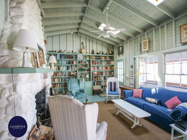 Cape Cod Home 995216