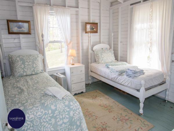 Cape Cod Home 995216