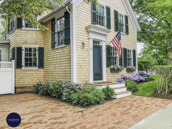Cape Cod Home 995220
