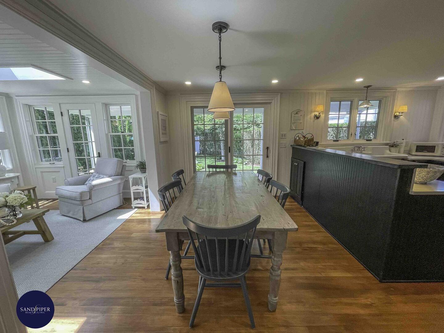 Cape Cod Home 995220
