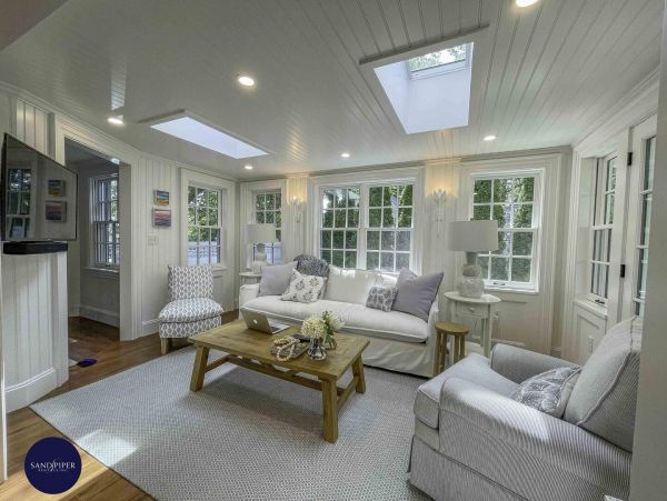 Cape Cod Home 995220