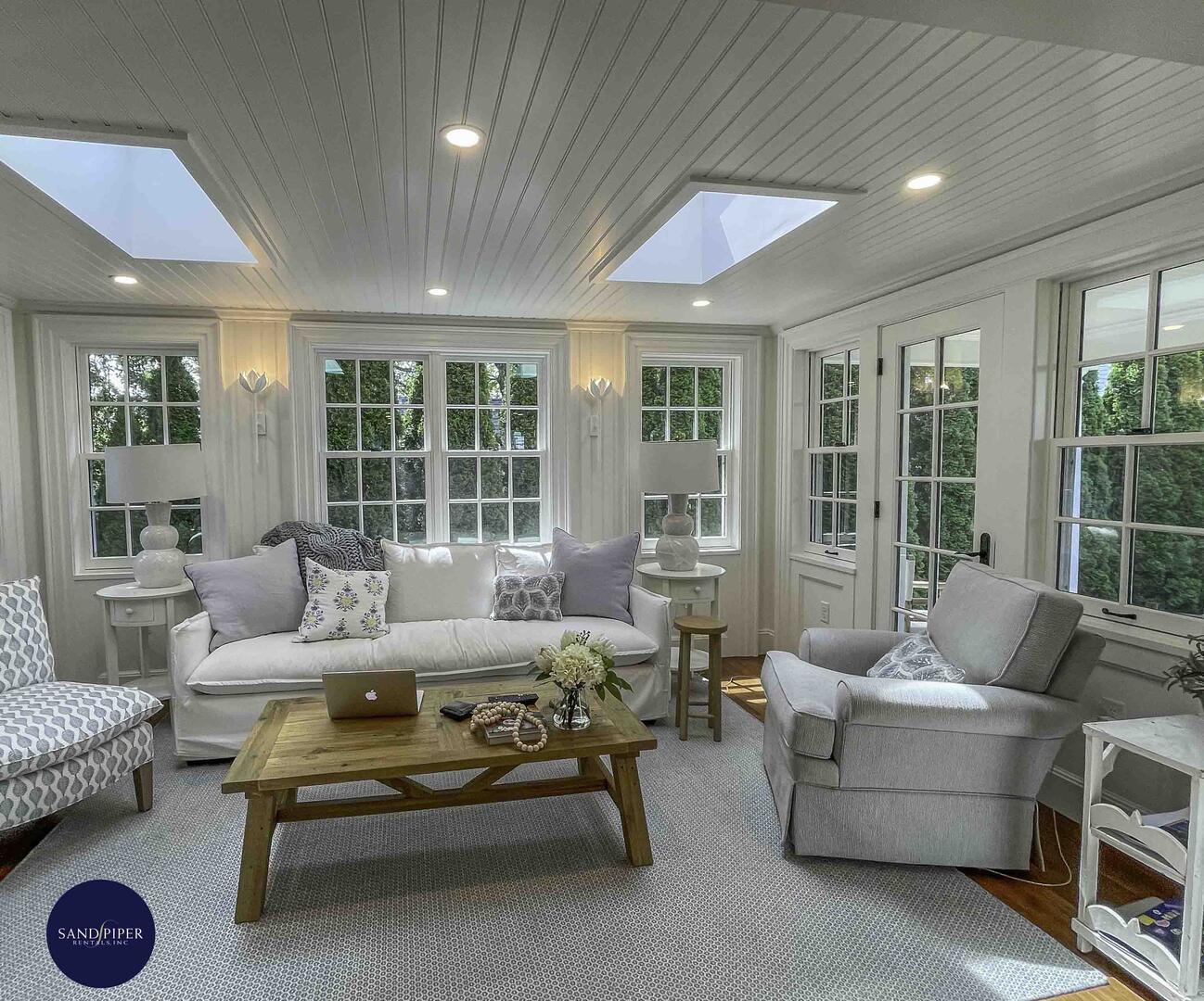 Cape Cod Home 995220