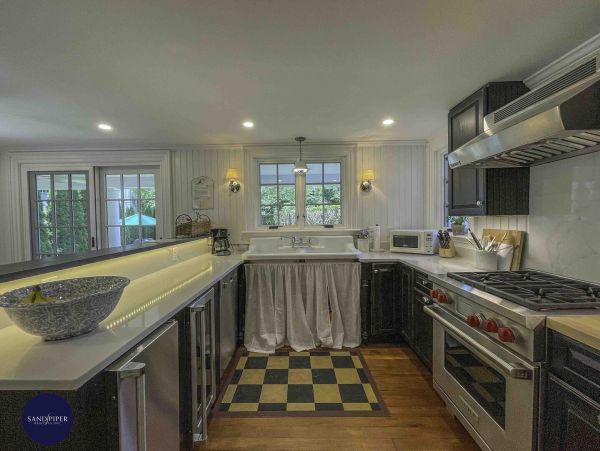 Cape Cod Home 995220