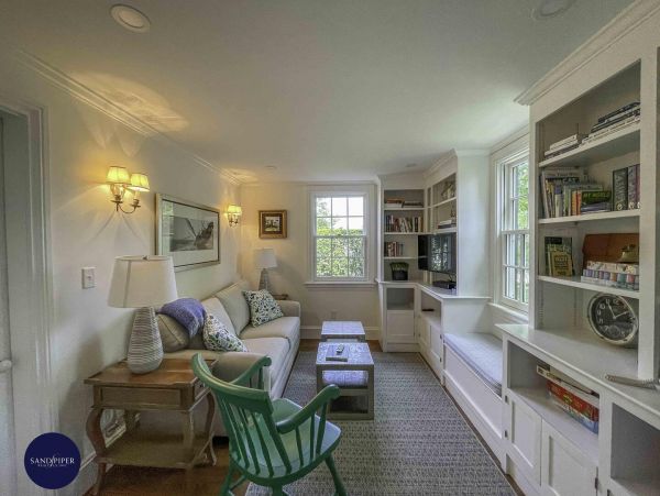 Cape Cod Home 995220