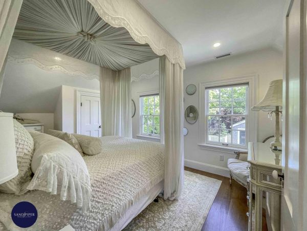 Cape Cod Home 995220