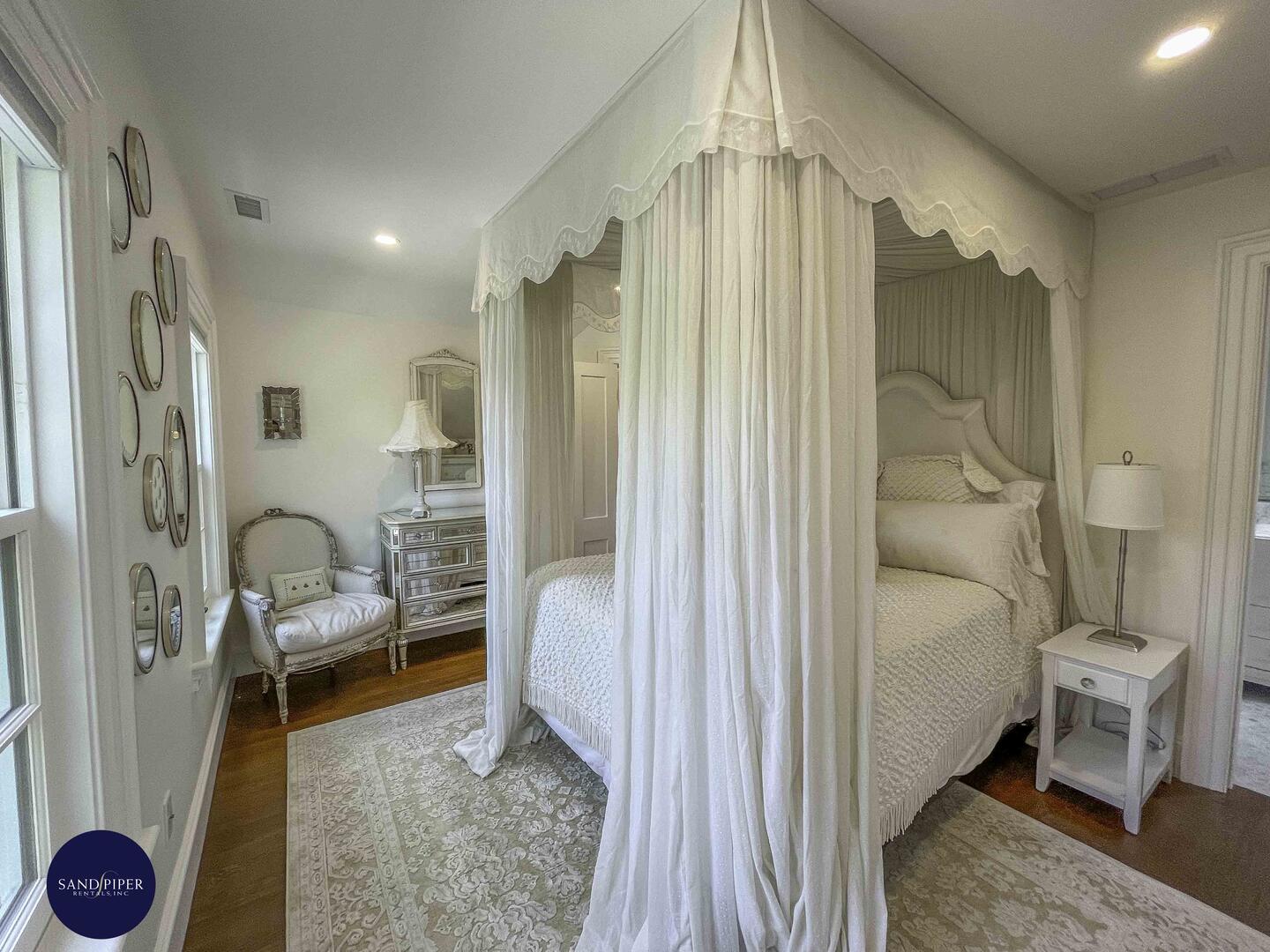 Cape Cod Home 995220