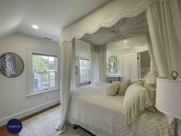 Cape Cod Home 995220