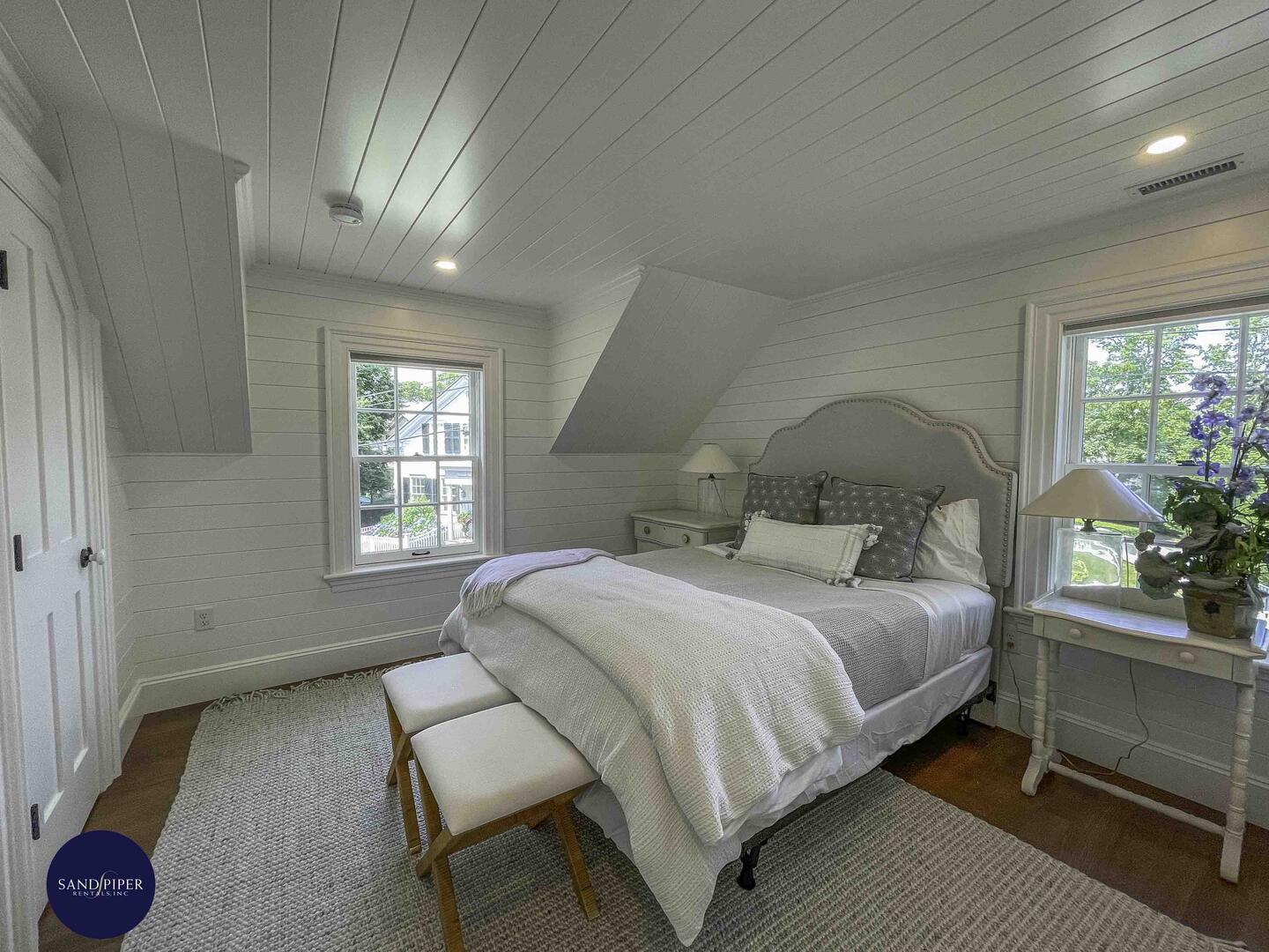 Cape Cod Home 995220