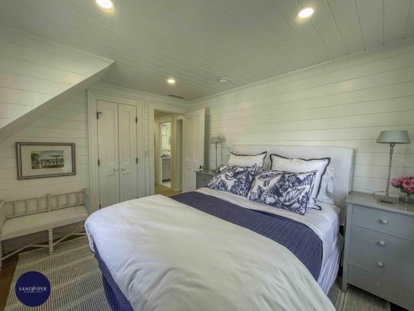 Cape Cod Home 995220