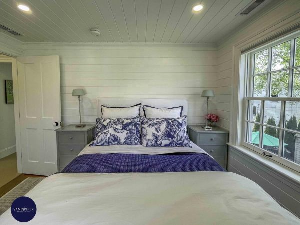 Cape Cod Home 995220
