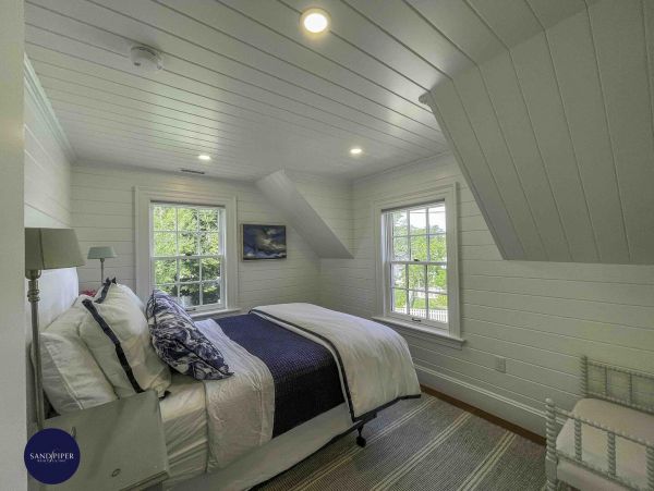 Cape Cod Home 995220