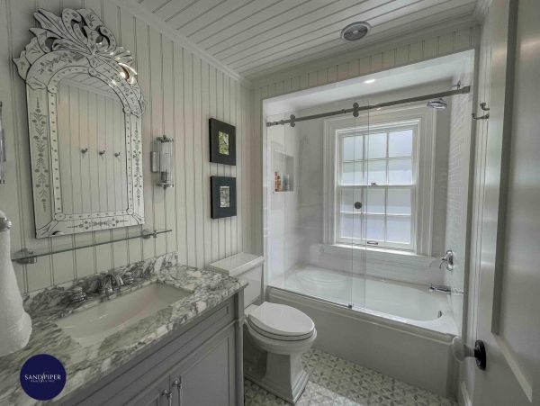Cape Cod Home 995220