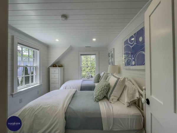 Cape Cod Home 995220