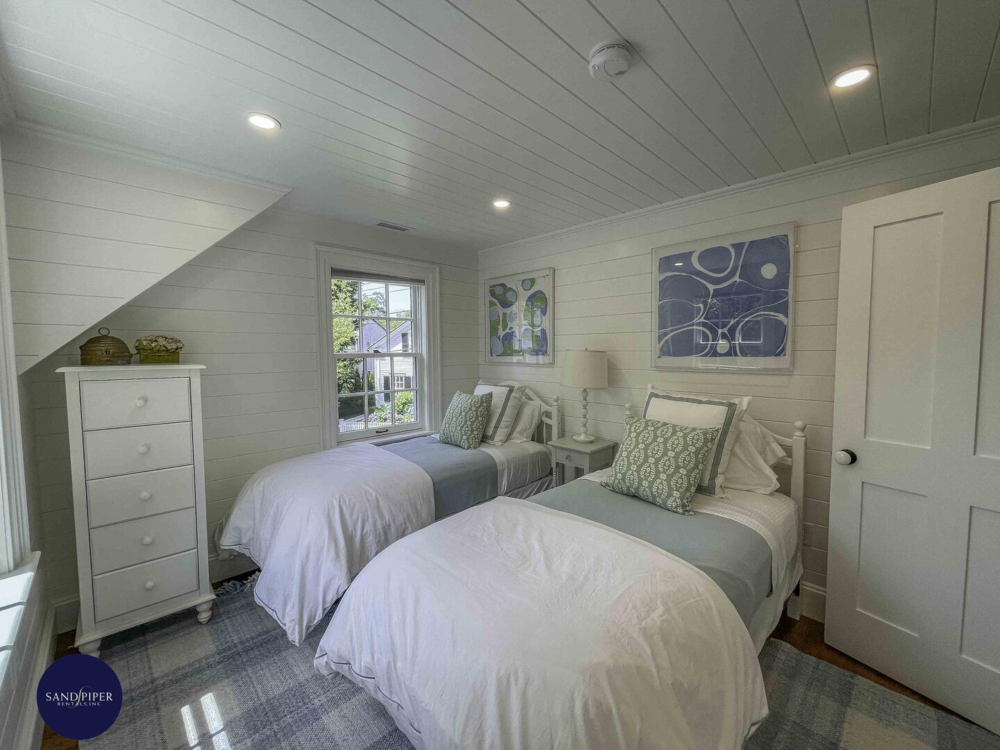 Cape Cod Home 995220