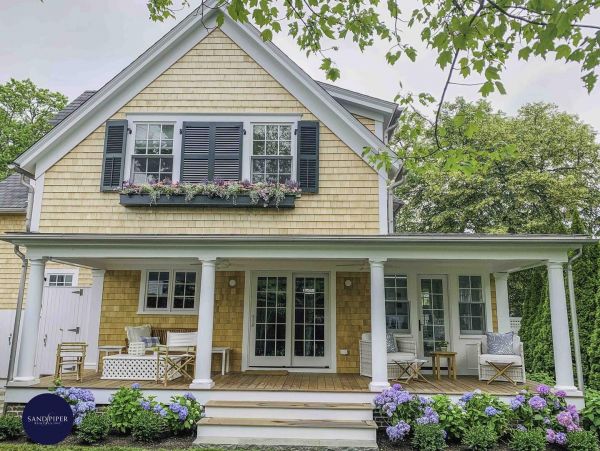 Cape Cod Home 995220