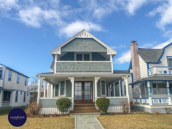 Cape Cod Home 995221