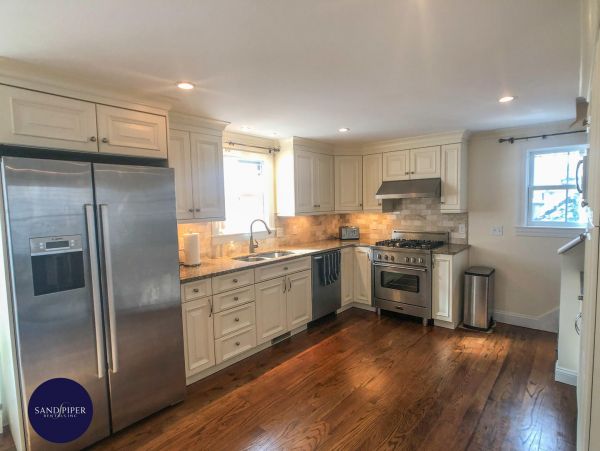 Cape Cod Home 995221