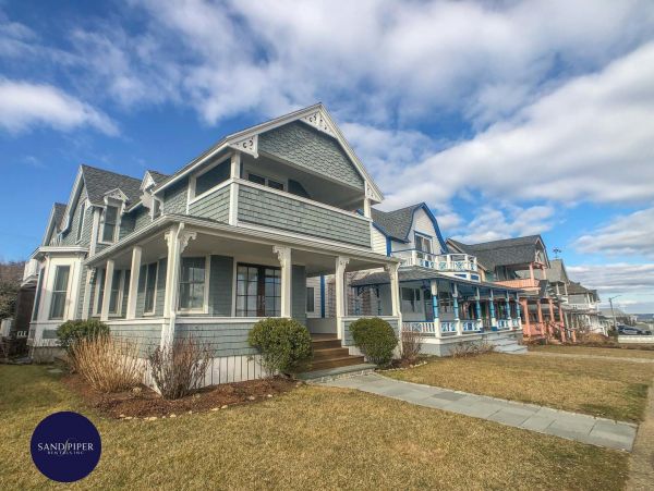 Cape Cod Home 995221