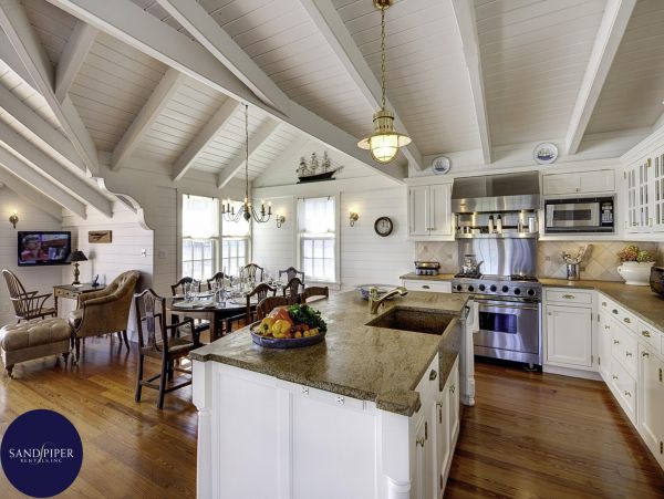 Cape Cod Home 995223