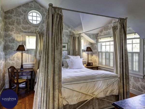 Cape Cod Home 995223