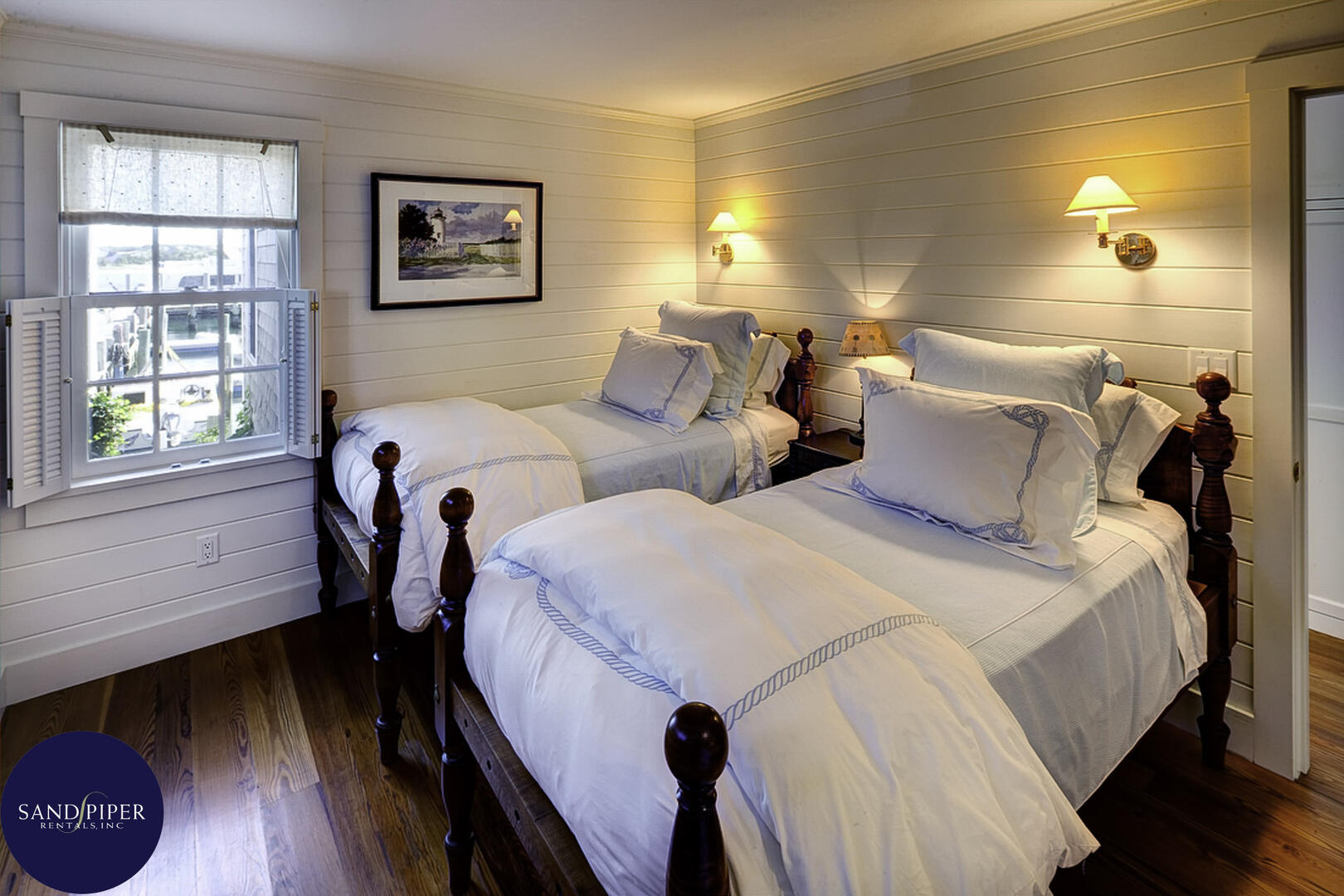 Cape Cod Home 995223