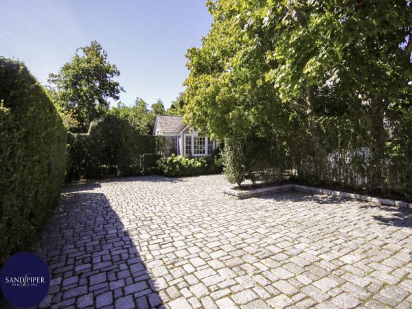 Cape Cod Home 995223