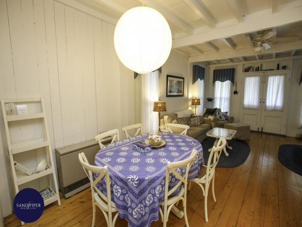 Cape Cod Home 995224
