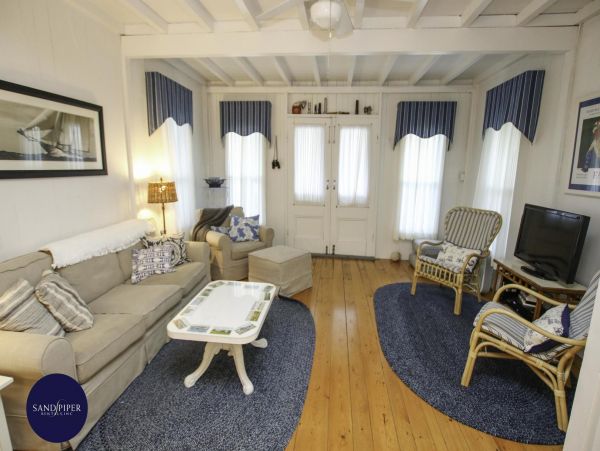 Cape Cod Home 995224