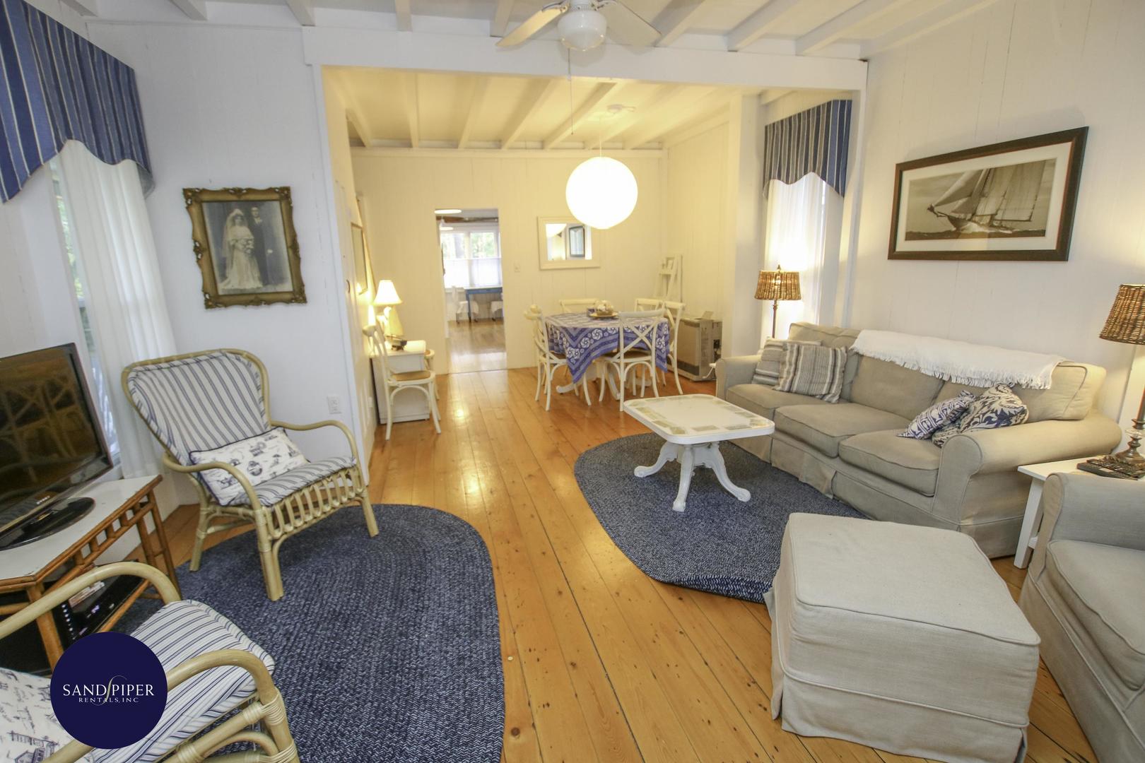 Cape Cod Home 995224
