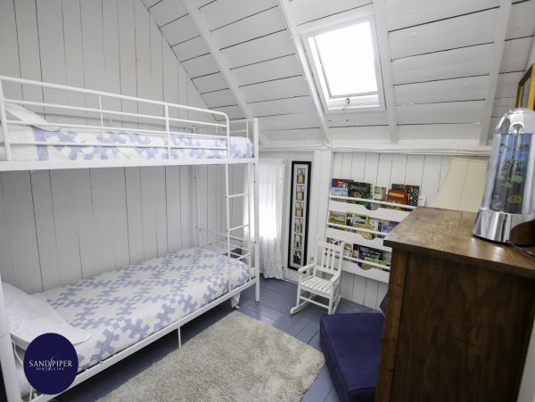 Cape Cod Home 995224