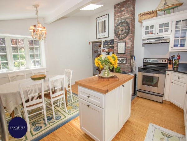Cape Cod Home 995226