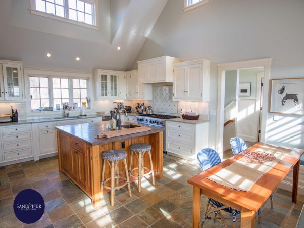 Cape Cod Home 995229