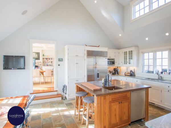 Cape Cod Home 995229
