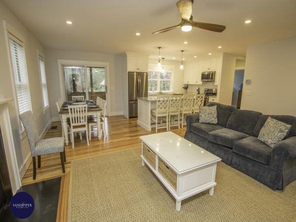 Cape Cod Home 995230