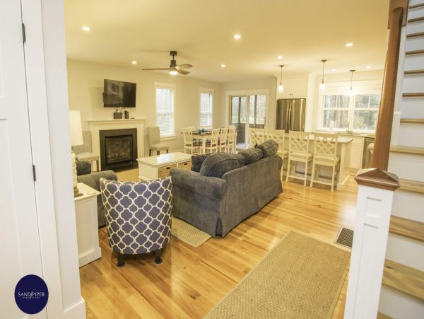 Cape Cod Home 995230