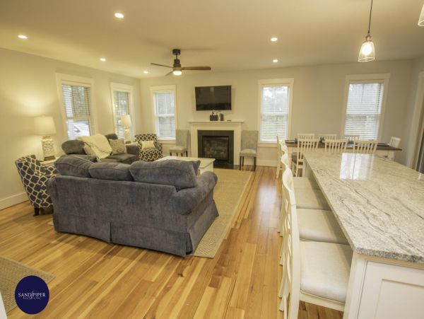 Cape Cod Home 995230