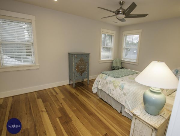 Cape Cod Home 995230