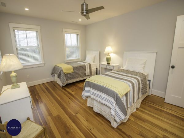 Cape Cod Home 995230