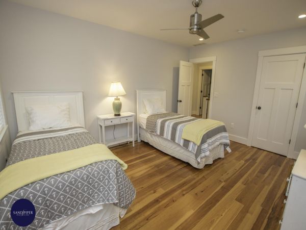 Cape Cod Home 995230