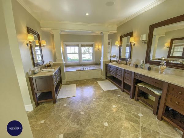 Cape Cod Home 995232