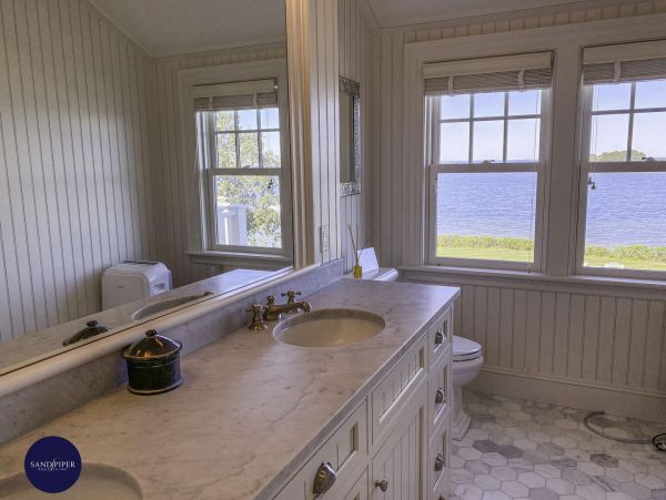 Cape Cod Home 995232