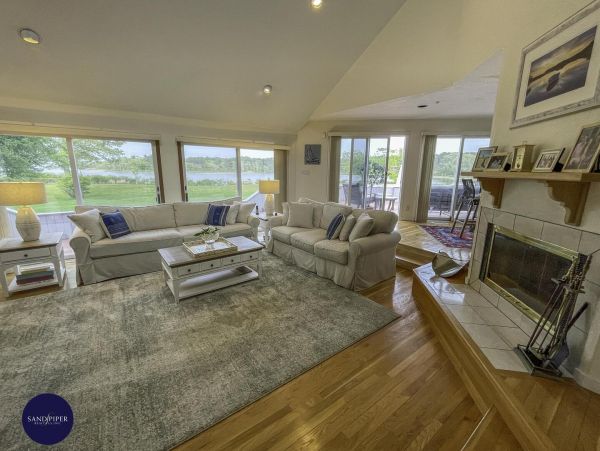 Cape Cod Home 995233