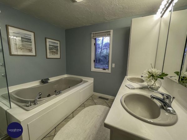 Cape Cod Home 995233