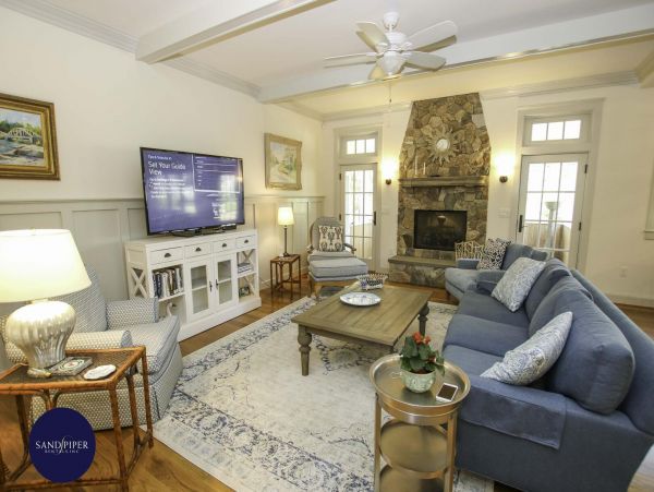 Cape Cod Home 995234