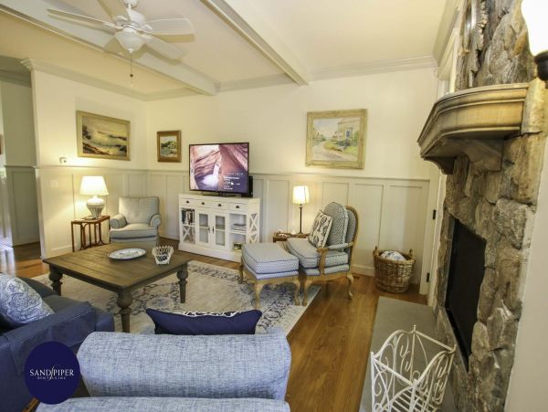 Cape Cod Home 995234